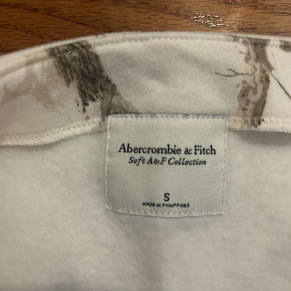 Abercrombie & Fitch Sunday Slash Top in Cream Camo NWOT S - Picture 3 of 3